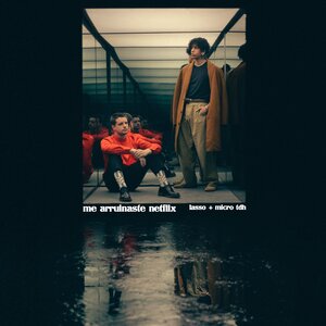 lasso y micro tdh en una habitacion de espejos