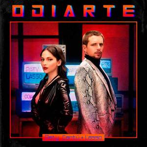 lasso y paty cantu frente a pantallas de television